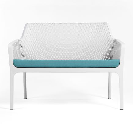 Vista Frontal de Banco Exterior Net Bench Blanco con Cojín