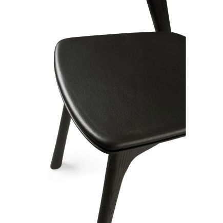 Imagen de Detalle Silla Roble Negro Tapizada Piel ‘Bok’